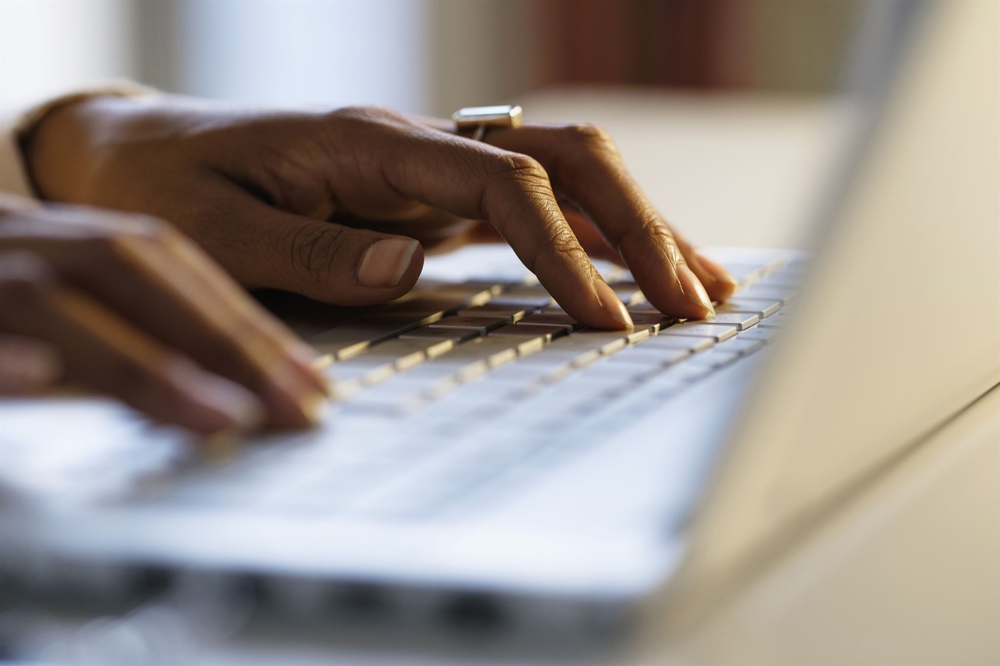 Hands-typing-on-keyboard